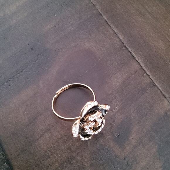 Women's Fashion Flower Ring with Clear Rhinestones in Black Gold Tone Size 7 - Picture 9 of 11